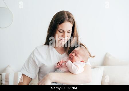 Zärtliche, nährende liebevolle Mutterschaft. Stockfoto