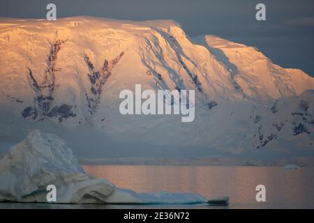 Blick auf Anvers Island, Mitternachtssonne, Danco Coast, Graham Land, Antarktische Halbinsel, 15. Dezember 2015 Stockfoto