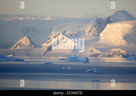 Blick auf Anvers Island, Mitternachtssonne, Danco Coast, Graham Land, Antarktische Halbinsel, 15. Dezember 2015 Stockfoto