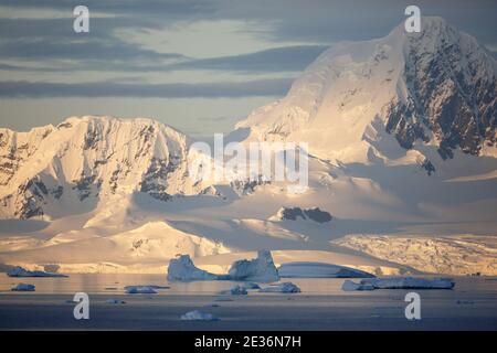 Blick auf Anvers Island, Mitternachtssonne, Danco Coast, Graham Land, Antarktische Halbinsel, 15. Dezember 2015 Stockfoto