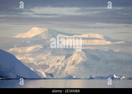 Blick auf Anvers Island, Mitternachtssonne, Danco Coast, Graham Land, Antarktische Halbinsel, 15. Dezember 2015 Stockfoto