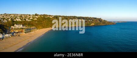 Luftaufnahme des Carbis Bay Hotel, Strand und St. Ives im Hintergrund Stockfoto