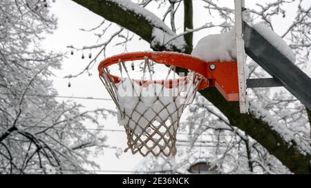 Basketballkorb im Winter Stockfoto