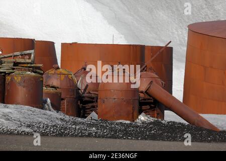 Walöltanks unter den Überresten von Hektor Whaling Station, Port Foster, Whalers Bay, Deception Island, South Shetlands 14. Dezember 2015 Stockfoto