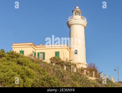 Ein wunderbarer Gipfel, der unter Wanderern und Wanderern berühmt ist, ist der Monte Circeo ein Vorgebirge, das nur wenige Kilometer südlich von Rom liegt. Hier sein Leuchtturm Stockfoto