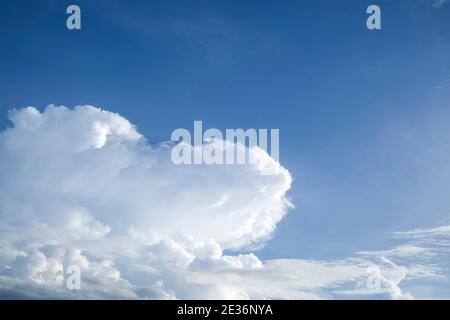 Flauschige weiße Cumulus Wolken gegen blauen Himmel Stockfoto