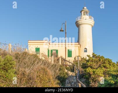 Ein wunderbarer Gipfel, der unter Wanderern und Wanderern berühmt ist, ist der Monte Circeo ein Vorgebirge, das nur wenige Kilometer südlich von Rom liegt. Hier sein Leuchtturm Stockfoto