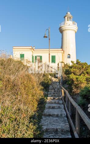 Ein wunderbarer Gipfel, der unter Wanderern und Wanderern berühmt ist, ist der Monte Circeo ein Vorgebirge, das nur wenige Kilometer südlich von Rom liegt. Hier sein Leuchtturm Stockfoto