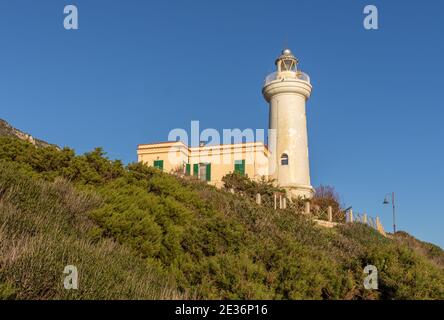 Ein wunderbarer Gipfel, der unter Wanderern und Wanderern berühmt ist, ist der Monte Circeo ein Vorgebirge, das nur wenige Kilometer südlich von Rom liegt. Hier sein Leuchtturm Stockfoto