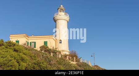 Ein wunderbarer Gipfel, der unter Wanderern und Wanderern berühmt ist, ist der Monte Circeo ein Vorgebirge, das nur wenige Kilometer südlich von Rom liegt. Hier sein Leuchtturm Stockfoto