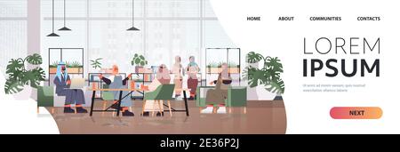 arabische Geschäftsleute in Masken arbeiten in einem kreativen Coworking Center zusammen Coronavirus Pandemie Teamwork Konzept modernes Büro Interieur horizontal voller Länge Kopieren Sie die Vektorgrafik für den Raum Stock Vektor