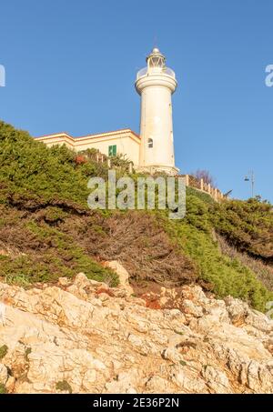 Ein wunderbarer Gipfel, der unter Wanderern und Wanderern berühmt ist, ist der Monte Circeo ein Vorgebirge, das nur wenige Kilometer südlich von Rom liegt. Hier sein Leuchtturm Stockfoto