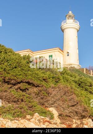 Ein wunderbarer Gipfel, der unter Wanderern und Wanderern berühmt ist, ist der Monte Circeo ein Vorgebirge, das nur wenige Kilometer südlich von Rom liegt. Hier sein Leuchtturm Stockfoto