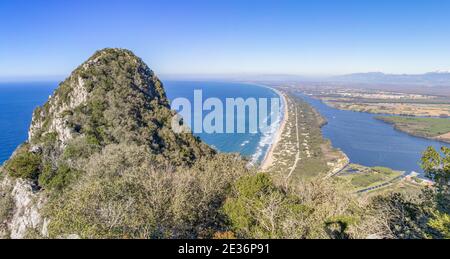 Ein wunderbarer Gipfel, der unter Wanderern und Wanderern berühmt ist, ist der Monte Circeo ein Vorgebirge, das nur wenige Kilometer südlich von Rom liegt. Hier ist die Aussicht Stockfoto