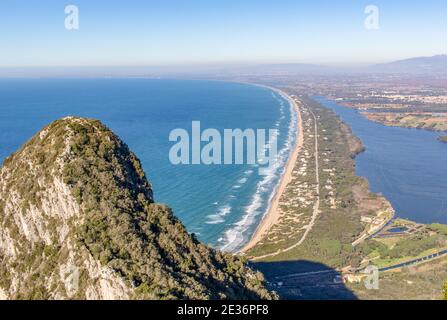 Ein wunderbarer Gipfel, der unter Wanderern und Wanderern berühmt ist, ist der Monte Circeo ein Vorgebirge, das nur wenige Kilometer südlich von Rom liegt. Hier ist die Aussicht Stockfoto