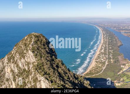 Ein wunderbarer Gipfel, der unter Wanderern und Wanderern berühmt ist, ist der Monte Circeo ein Vorgebirge, das nur wenige Kilometer südlich von Rom liegt. Hier ist die Aussicht Stockfoto