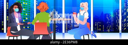 Mischen Rennen Geschäftsleute in Masken diskutieren während Kaffeepause Teamarbeit Konzept Business Frauen sitzen am Tisch Nacht Stadtbild Hintergrund horizontal Vektordarstellung im Hochformat Stock Vektor