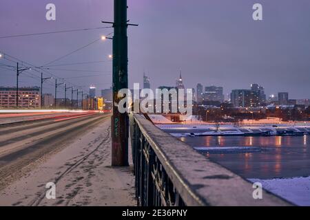 Winterpanorama der Stadt Warschau, von der rechten Seite der Weichsel Stockfoto