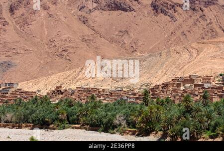 Dorf inmitten geologischer Formationen im Hohen Atlas, Marokko. Stockfoto