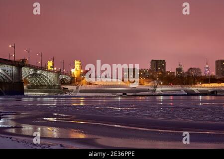 Winterpanorama der Stadt Warschau, von der rechten Seite der Weichsel Stockfoto