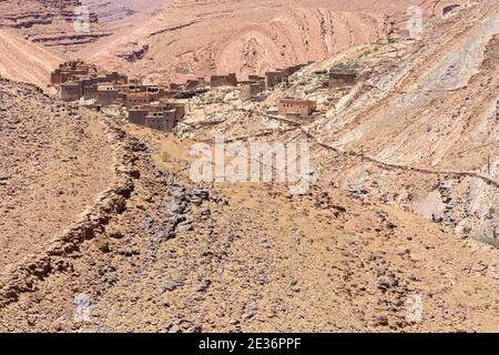 Dorf inmitten geologischer Formationen im Hohen Atlas, Marokko. Stockfoto