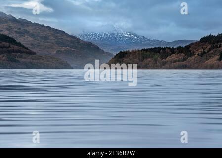 Schönes Landschaftsbild über Loch Lomond mit Blick auf schneebedeckte Ben Lui Berggipfel in den schottischen Highlands Stockfoto