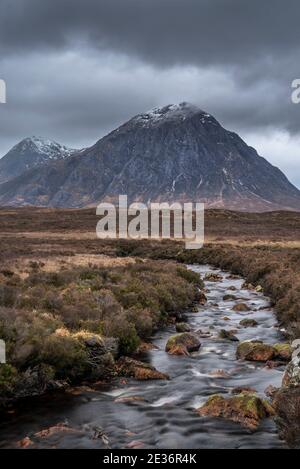 Episches dramatisches Landschaftsbild von Buachaille Etive Mor und River Etive in schottischen Highlands an einem Wintermorgen mit launisch Himmel und Beleuchtung Stockfoto