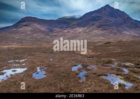 Fliegende Drohne dramatisches Landschaftsbild von Bergen Flüsse und Täler In Glencoe in den schottischen Highlands an einem Wintertag Stockfoto