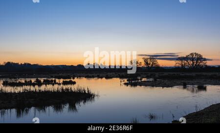 Sonnenaufgang über dem Bowling Green Marsh und River Clyst, Topsham, Devon, England, Europa Stockfoto