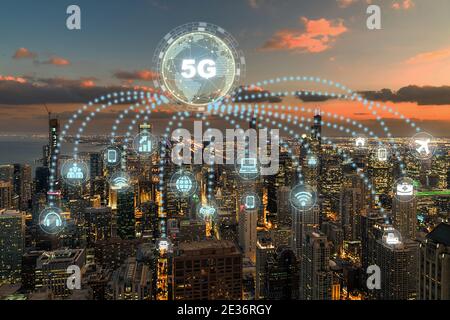 5G-Technologie und Computernetz mit Internet of Thing Symbol über Draufsicht auf Chicago Stadtbild, USA Downtown Skyline, Architektur und Gebäude mit Stockfoto