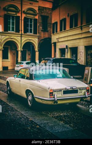 Vintage jaguar Auto in vertikalen bunten Vignette antiken Hintergrund Stockfoto