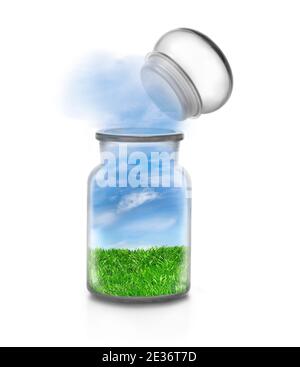 Landschaft mit Gras in einer Chemikalienflasche auf weißem Hintergrund und fliegenden Stopfen. Nach draußen fließender Himmel. Lustige ökologische und nachhaltige Co Stockfoto