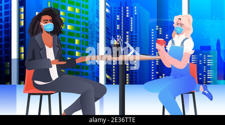 Mischen Rennen Geschäftsleute in Masken diskutieren während Kaffeepause Geschäft Frauen Paar sitzt am Tisch Nacht Stadtbild Hintergrund horizontal Porträt vektorgrafik Stock Vektor