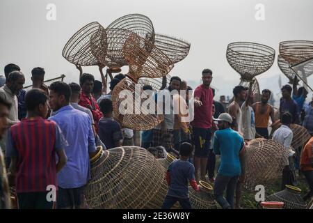 Dhaka, Dhaka, Bangladesch. Januar 2021. Die Menschen warten mit Polo Bawa Sie wollen Fische in einem Gewässer in Bishwanath Upazila auf Sylhet fangen, einer traditionellen Falle in Sylhet, Bangladesch am 17. Januar 2021. Kredit: Zabed Hasnain Chowdhury/ZUMA Wire/Alamy Live Nachrichten Stockfoto