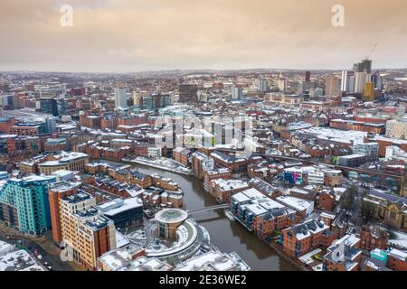 Luftaufnahme der Gegend im Stadtzentrum von Leeds Bekannt als Brewery Wharf mit schneebedeckten Wohngebäuden entlang Seite der Leeds und Liverpool c Stockfoto