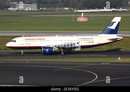 Deutscher Airbus A320-200 von Hamburg Airways mit der Registrierung D-AHHC auf dem Rollweg am Flughafen Düsseldorf. Stockfoto