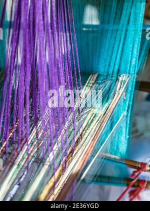 Indien Handloom Board. Webstuhl aus gewebten farbigen Fäden. Stockfoto