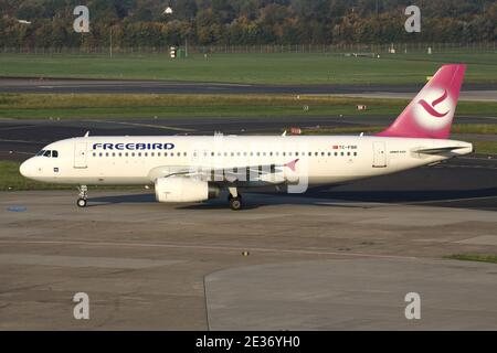 Turkish Freebird Airlines Airbus A320-200 mit Registrierung TC-FBR auf dem Rollweg am Flughafen Düsseldorf. Stockfoto