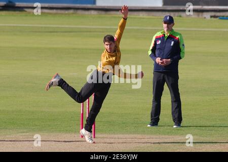 Chester le Street, England, 13. September 2020. Colin Ackermann, Leicestershire Foxes Kapitän Bowling gegen Durham Cricket während ihres Vitality Blast Spiel am Riverside Ground. Stockfoto