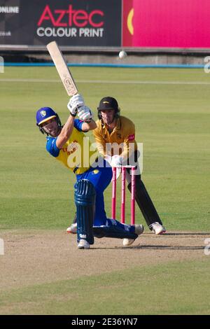 Chester le Street, England, 13. September 2020. Farhaan Behardien schlagen für Durham Cricket gegen Leicestershire Foxes in der Vitality Blast am Riverside Ground. Lewis Hill ist der Wicket Keeper. Stockfoto