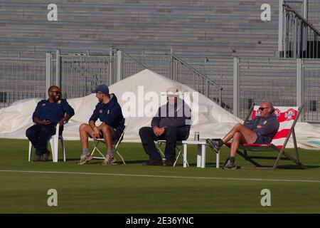 Chester le Street, England, 13. September 2020. Das sozial distanzierte Bodenpersonal am Riverside Ground sitzt an der Grenze und beobachtet ein Vitality Blast Match. Stockfoto