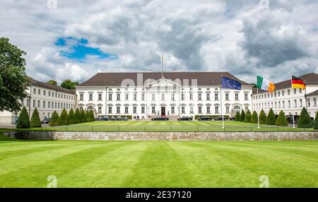 Schloss Bellevue mit Europa, Irland und deutscher Flagge, offizielle Residenz des deutschen Bundespräsidenten, Berlin, Deutschland Stockfoto