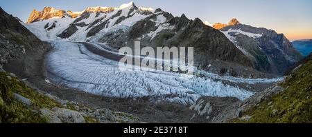 Hochgebirgslandschaft, Sonnenaufgang, Gletscherzunge, Gletscher Unteres Eismeer, Finsteraarhorn, Agasszishorn, Grosses Fiescherhorn, Berner Oberland Stockfoto