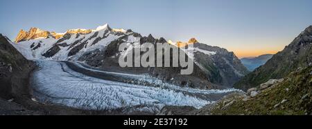 Hochgebirgslandschaft, Sonnenaufgang, Gletscherzunge, Gletscher Unteres Eismeer, Finsteraarhorn, Agasszishorn, Grosses Fiescherhorn, Berner Oberland Stockfoto