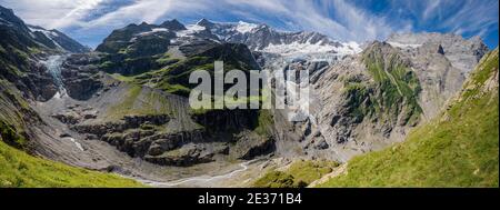 Wanderer (rechts) in den Bergen auf Wanderweg nach Grindelwald, links Untereismeergletscher Grindelwald-Fieschergletscher und Gipfel des Walcherhorns Stockfoto