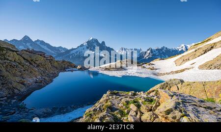 Bergpanorama mit Wasserspiegelung im Lac Blanc, Berggipfel, Aiguille Verte, Grandes Jorasses, Aiguille du Moine, Mont Blanc, Mont Blanc Stockfoto