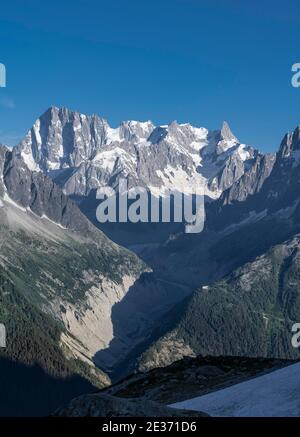 Blick auf Gletscherzunge, Mer de Glace, Berggipfel, Les Periades, Mont Blanc Massiv, Chamonix-Mont-Blanc, Rhone-Alpes, Frankreich Stockfoto