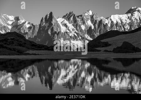 Schwarz-Weiß, Bergpanorama mit Wasserspiegelung im Lac Blanc, Berggipfel, Grandes Jorasses und Mont Blanc Massiv, Chamonix-Mont-Blanc Stockfoto