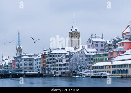 Stadtbild Zürich (Schweiz), Limmat, Fraumünster und St. Peter Kirche Stockfoto