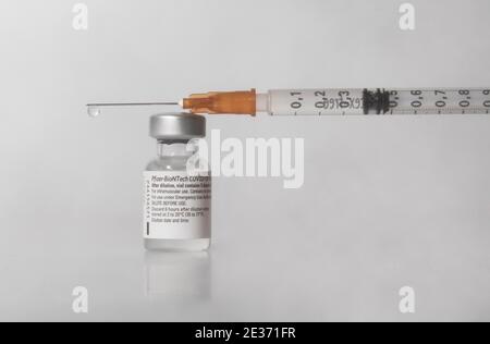 Impffläschchen gegen Covid 19 und Spritze mit Tropfen, BioNTech, Pfizer, Pfizer-BioNTech Stockfoto